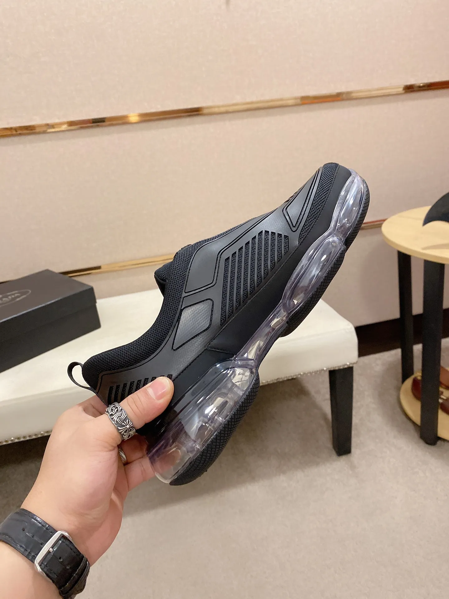 Factory price: 640💰 ✔️✔️✔️High-quality new PRADA counters are launched simultaneously. The new men's shoes and 😘fabric are made of high-tech glue-spraying technology. Lining: Full cowhide lining. 👍🏿 High-end ☄️ air-cushion molded anti-slip rubber outsole, exquisite lines, simple and elegant, comfortable and high-end for leisure travel. Code number: 38 to 45